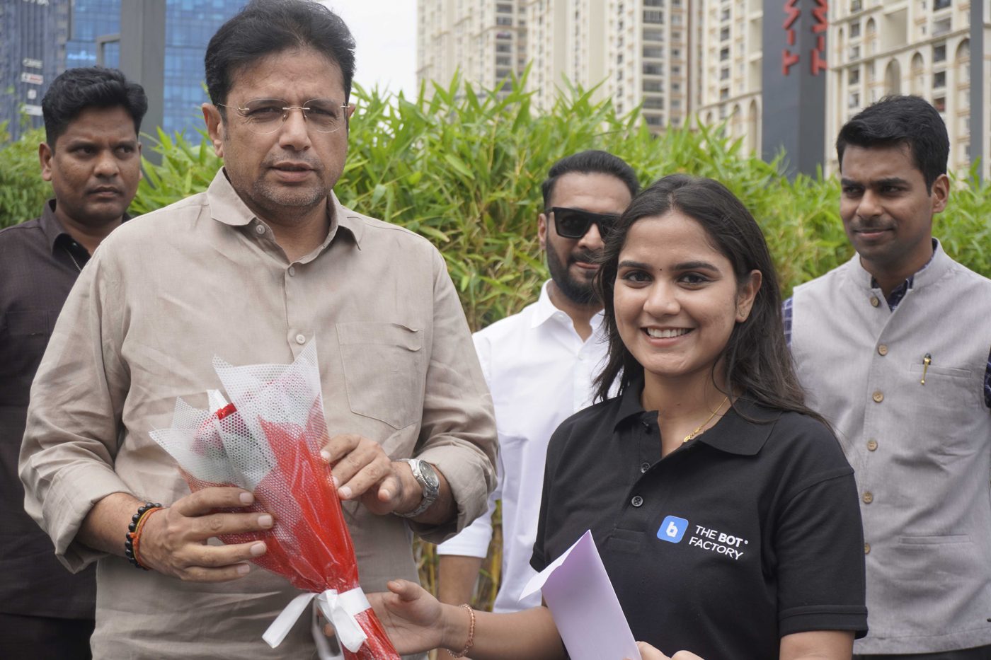 The Bot Factory Robotics Head Nihitha welcomes Telangana Minister D. Sridhar Babu at the Project SHUDH launch